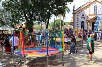 Foto - NATAL DAS CRIANÇAS - ARCO-ÍRIS