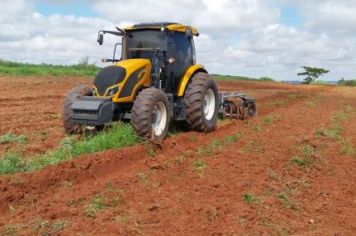 Foto - PREFEITURA AUXILIA PRODUTORES DA ALDEIA INDÍGENA VANUIRE OFERECENDO TRATORES E IMPLEMENTOS AGRÍCOLAS