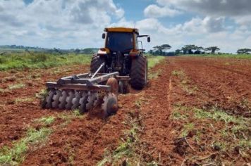 Foto - PREFEITURA AUXILIA PRODUTORES DA ALDEIA INDÍGENA VANUIRE OFERECENDO TRATORES E IMPLEMENTOS AGRÍCOLAS