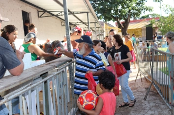Foto - NATAL DAS CRIANÇAS - ARCO-ÍRIS