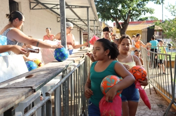 Foto - NATAL DAS CRIANÇAS - ARCO-ÍRIS