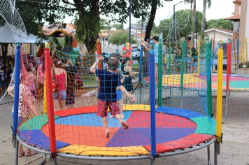 Foto - NATAL DAS CRIANÇAS - ARCO-ÍRIS